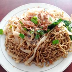 Mie Campur Kwetiau Goreng Telur