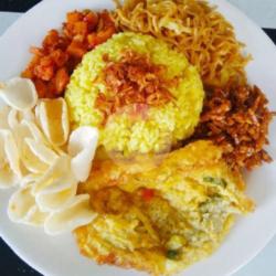 Nasi Kuning Telur Dadar Balado Free Es Teh