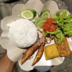 Nasi Asin Cumi Komplit