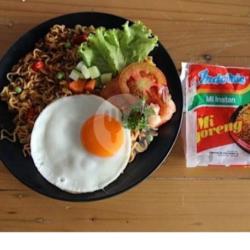 Indomie Goreng Original   Nasi   Telur   Sosis Free Es Teh / Teh Hangat