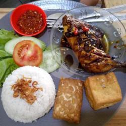 Nasi   Ayam Bakar   Tempe   Tahu   Lalap   Sambel