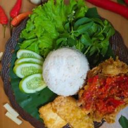 Nasi Sambel Ayam Lengkap Dengan Lalapan