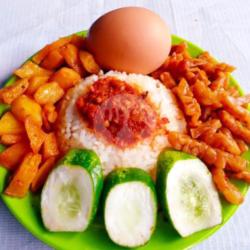 Nasi Telor Rebus Orek Kentang Lalapan Sambal