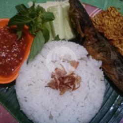 Nasi Lalapan Lele   Tempe   Sambal Dan Lalapan