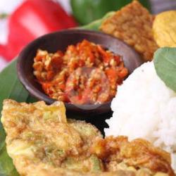 Telur   Nasi   Tahu   Sambel Lalap