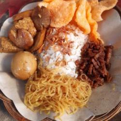 Nasi Uduk Orek Telur Semur