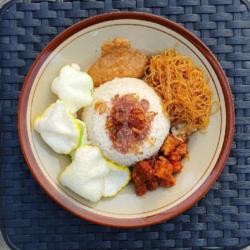 Nasi Uduk   Orek   Bihun   Sambel   Kerupuk