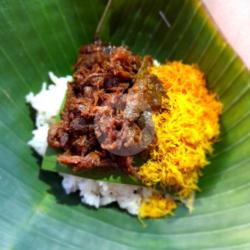 Nasi Krawu Sapi Bungkus Daun Pisang