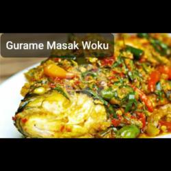 Gurame Masak Woku   Nasi   Lalapan Sayur   Es Teh Manis Atau Hangat