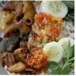 Usus Sapi Goreng   Nasi Uduk / Putih   Lalapan