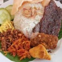 Paket Nasi Dendeng Sapi Tahu Tempe Kentang Lalapan Sambal