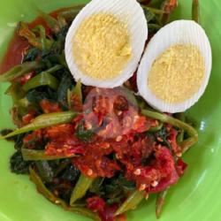 Sayur Plecing Telor Rebus