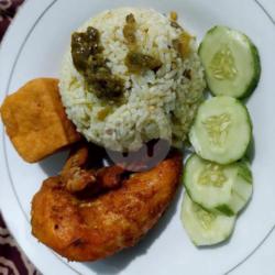 Nasi Hijau   Ayam Goreng   Tahu/tempe