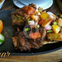 Iga Bakar   Nasi   Sambel  Kuah Sop  Es Teh