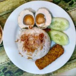 Nasi Uduk Telur Asin