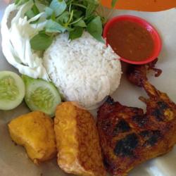 Paket Nasi   Ayam Bakar (paha)  Tempe Tahu   Sambel   Lalap