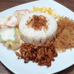 Nasi Uduk Plus Telur Bulat