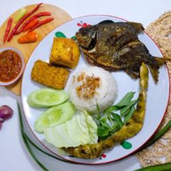 Bawal Goreng   Sambal   Lalap