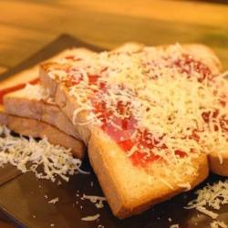 Roti Bakar Stawberry Keju