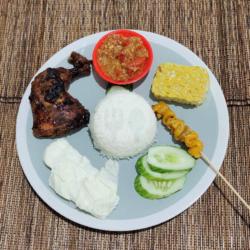 Gembul 6 Nasi Paha Bakar : Nasi Ayam Tahu/tempe Sate Satean Sambel Lalapan