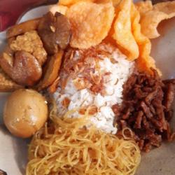 Nasi Uduk Jengkol Telur Semur