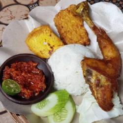 Nasi Ayam Goreng Kumplit