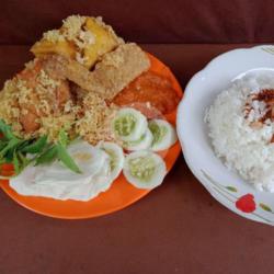 Ayam Kremes Tahu Tempe   Nasi Uduk