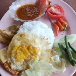 Nasi Penyetan Tahu Tempe  Telur Dadar Air Mineral   Krupuk