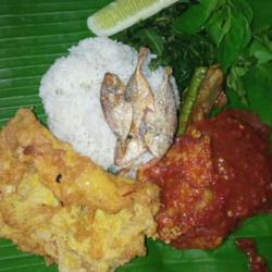 Nasi Lalapan Tempe Penyet Telur Dadar