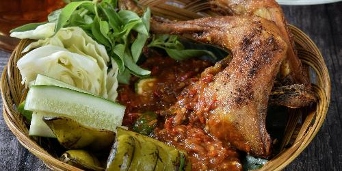 Pecel Lele 48 Nasi Uduk, Dekat Toko Yoek's