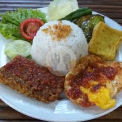 Lalapan Tempe Telor Penyet (puas)   Nasi