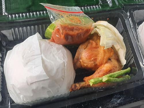 Booth Chicken Torana, Parkiran Alfamidi Samping Acc