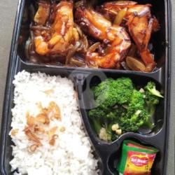 Bento Udang Bago   Bento Sapi Lada Hitam   Bento Gurame Asam Manis