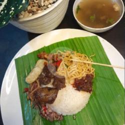 Nasi Campur Babi Manis (istimewa)