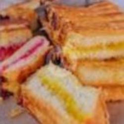 Roti Bakar Selay Strawberry   Nanas