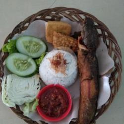 Lele Goreng Kumplit Sambal Setan