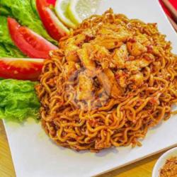 Mie Goreng Ala Restoran Rasa Rendang Ceker Ayam Mevah Dengan Tambahan Irisan Baso Sapi Kekinian Murahmeriah