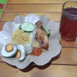 Nasi Uduk Ayam Goreng Kremes Tempe Telur Asin   Teh