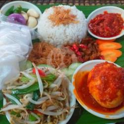 Nasi Rames Komplit   Telur Balado