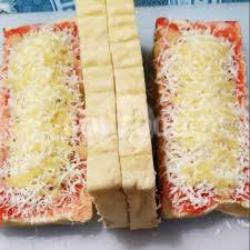 Roti Bakar Keju Strawberi Ekstra Toping Keju