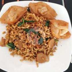 Pangsit Mie Goreng