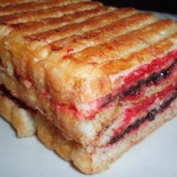 Roti Bakar Isi Selai Strawberry