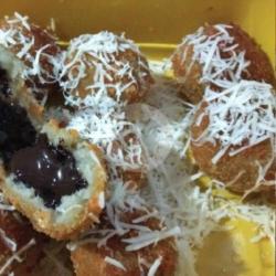 Pisang Bola Coklat