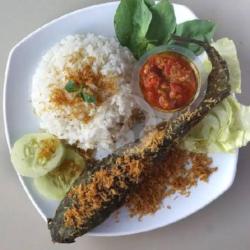 Nasi Liwet   Lele Goreng Serundeng   Sambal Lalapan