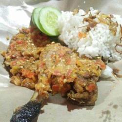 Bebek Goreng Sambel Jingkrak  Paha   Nasi