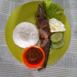 Lele Goreng Plus Nasi Dan Lalapan