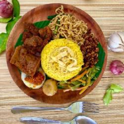 Nasi Kuning Dendeng