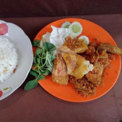 Ayam Penyet Tahu Tempe   Nasi Uduk