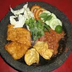 Nasi Lalapan Tahu Tempe