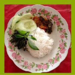 Paket Belut ( Nasi   Belut   Sambal   Lalapan   Teh Panas